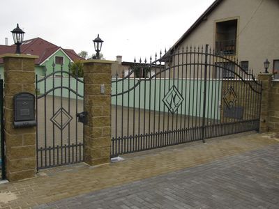 kovaná brána a plot