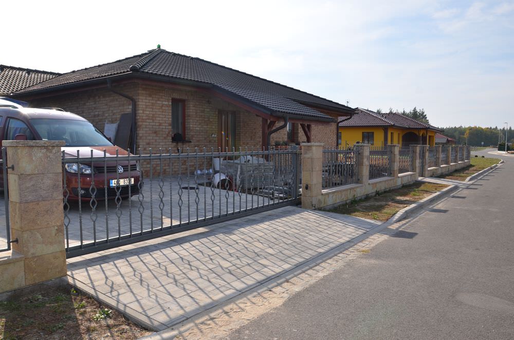 kovaný plot