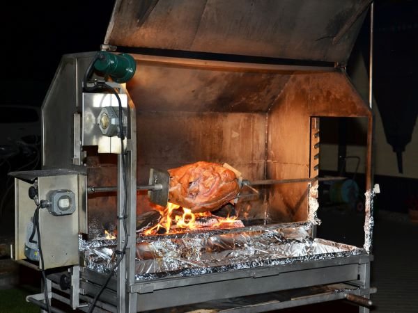 Nerezový gril na sele nebo kýtu