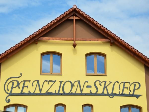 Nápis na penzion a sklep