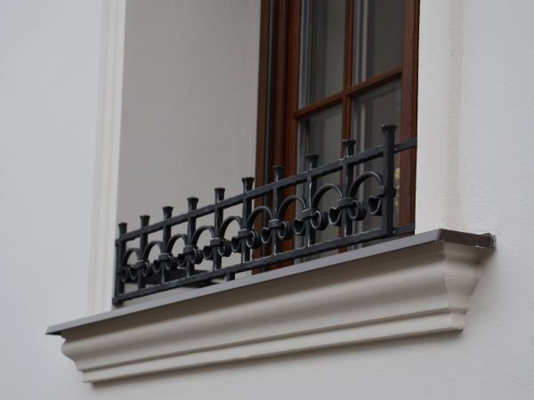 Kovaná zábrana před truhlík s květinami
