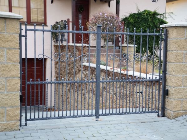 Dvoukřídlá brána před vjezdem do garáže