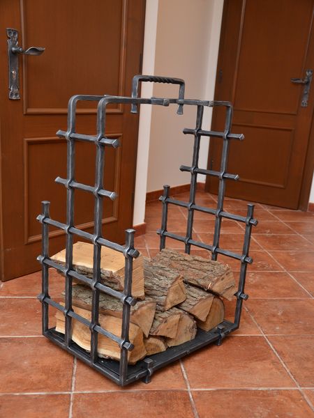 Kovaný koš na dřevo
